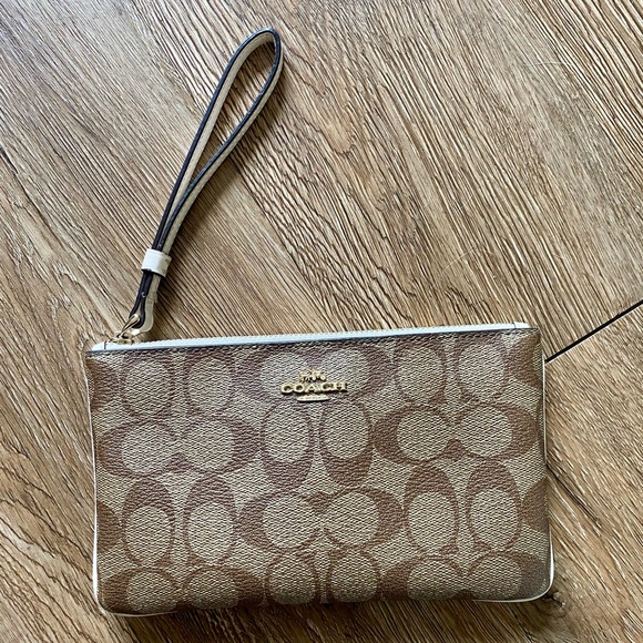 Large Coach Wristlet. - Picture 1 of 6